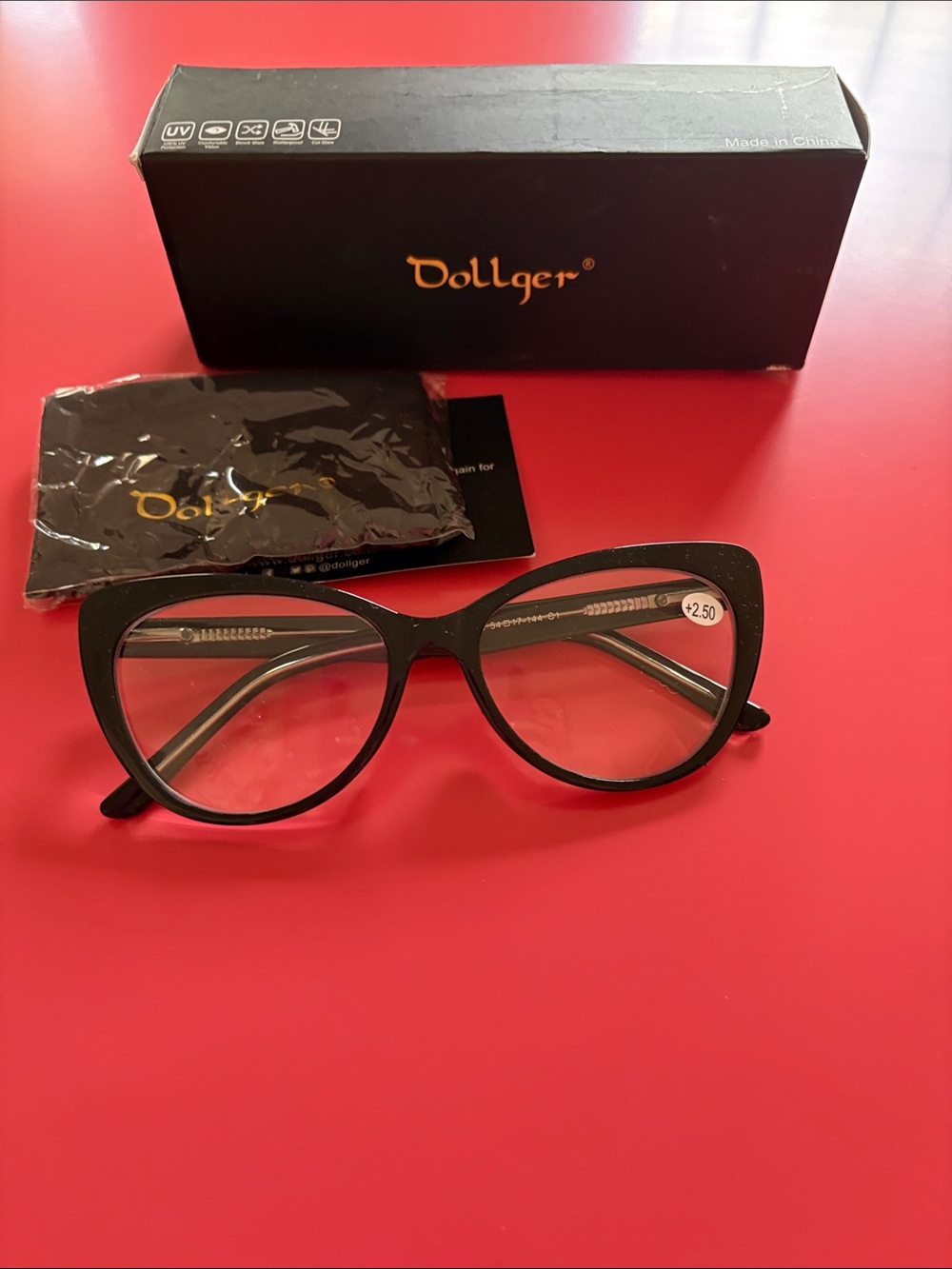 Dollcake Black Cat-Eye Reading Glasses with Case